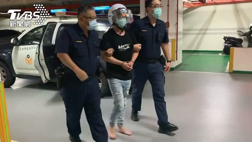 搶匪逃跑過程中連鞋子都掉了。(圖/TVBS)
