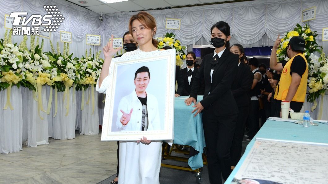 王瞳比出7手勢，象徵她與艾成的紀念日。（圖／許方正攝）