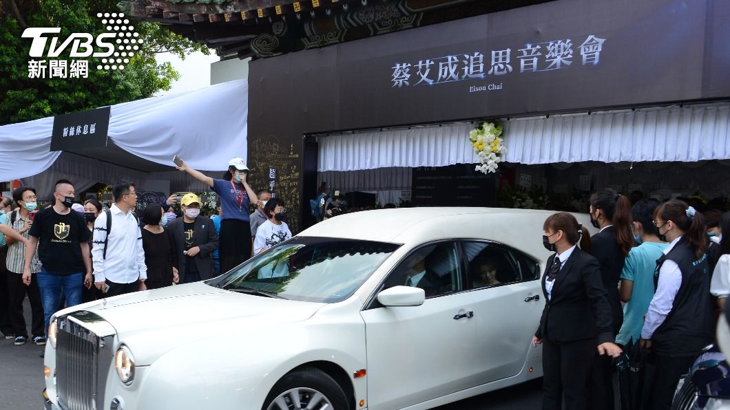 艾成靈車前往火葬場。（圖／許方正攝）