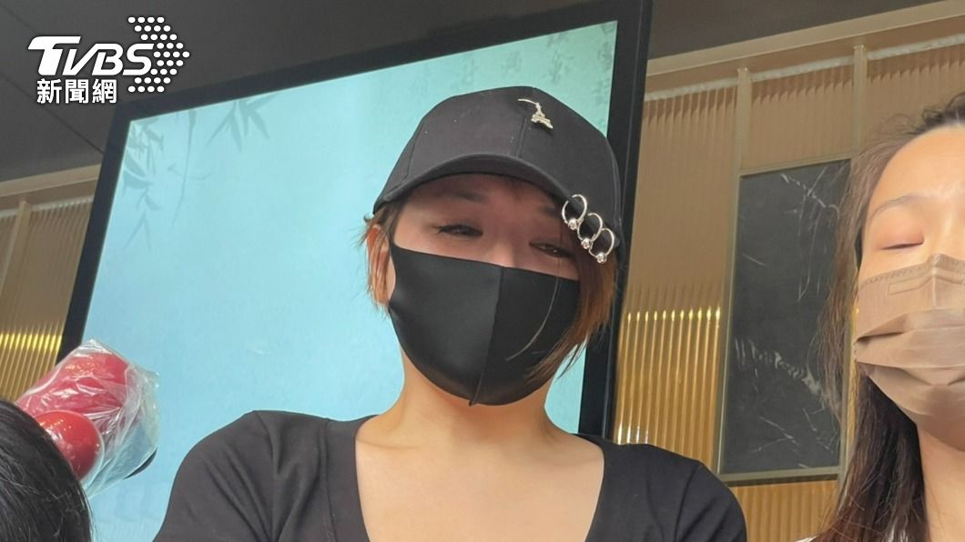 李妍瑾哭到無法自拔。(圖/謝佩樺攝)