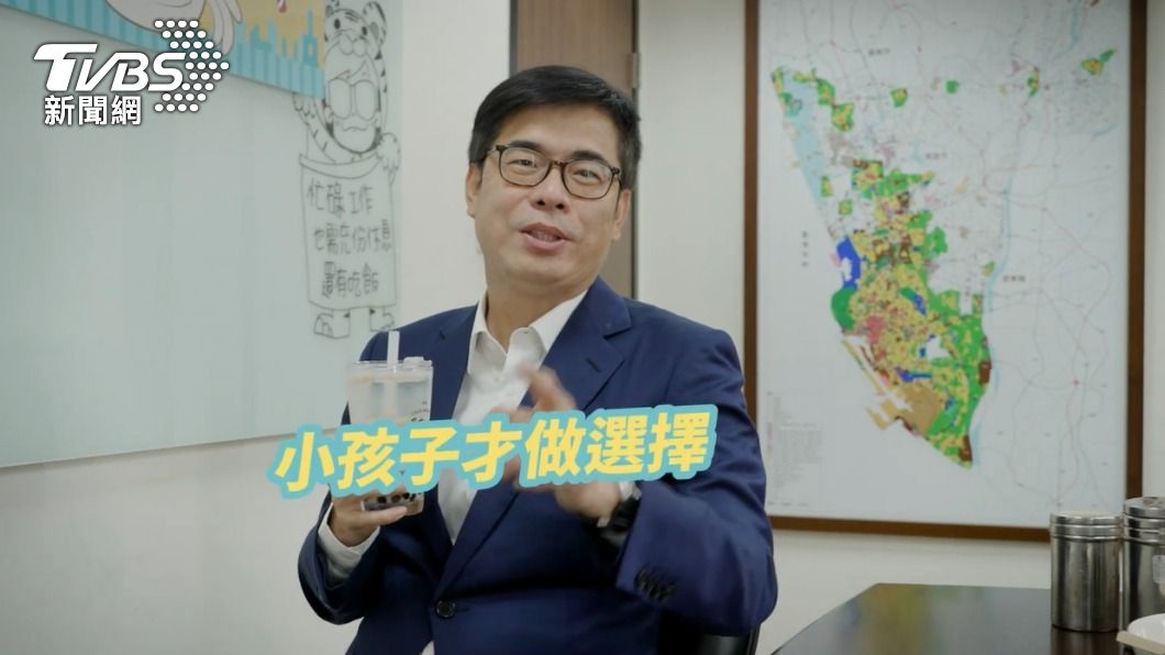 陳其邁在旁蠱惑。(圖/高雄市政府提供)