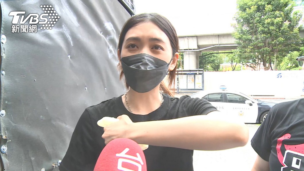 女星瑭霏遭毒蟲偷襲勒脖。(圖/TVBS)