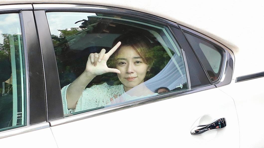 王瞳坐在靈車上比出夫妻倆的情意的「七手勢」。（圖／民視提供）