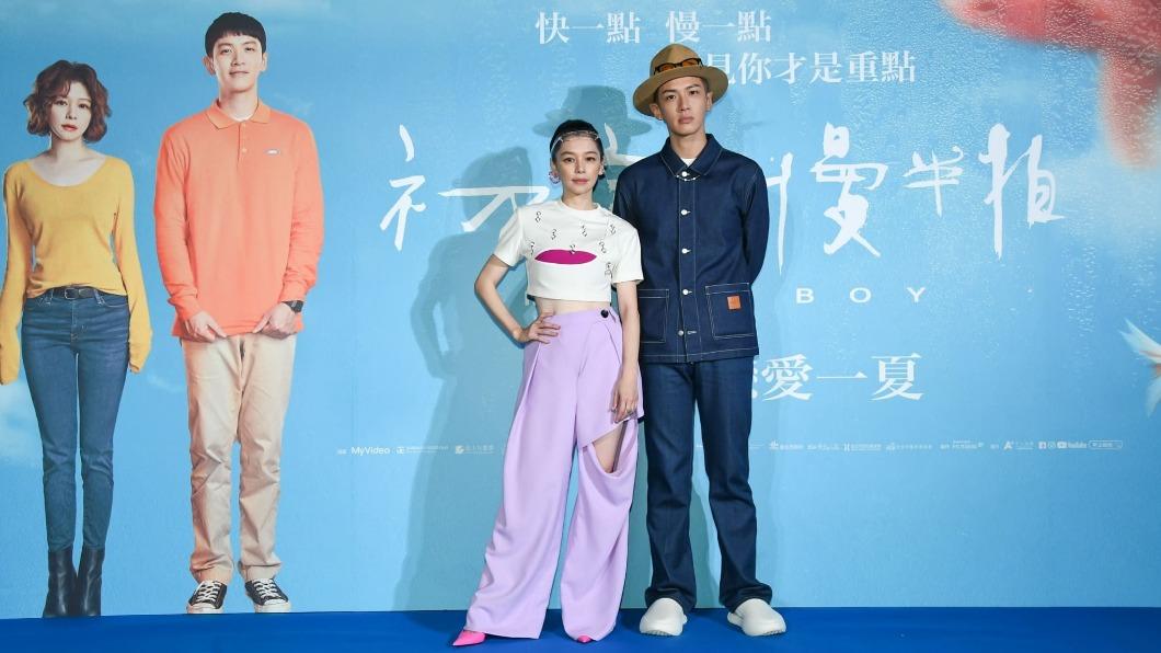 徐若瑄（左）與柯震東在新片中有場甜蜜的戀愛。（圖／甲上提供）