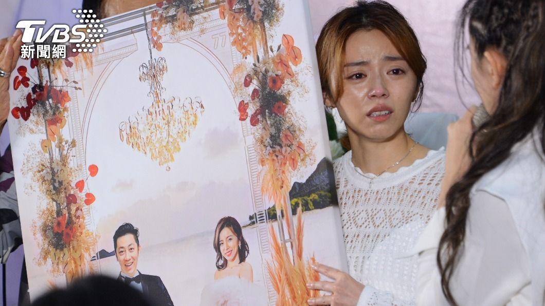 王瞳悲痛送艾成最後一程 追思會驚見「催淚的一幕」令人鼻酸