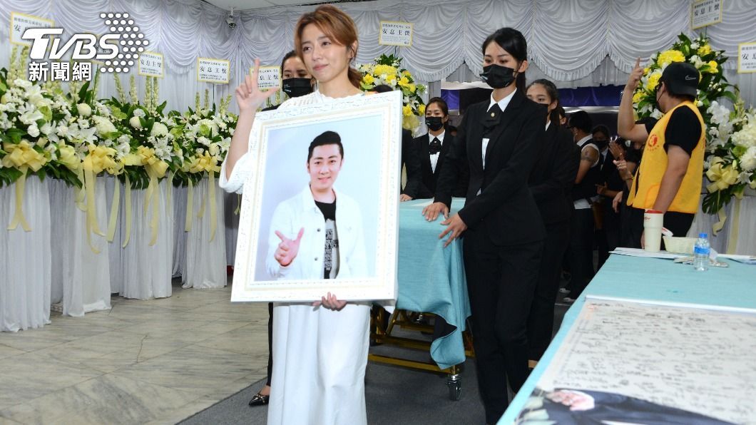 王瞳追思會當天伴艾成走最後一程。(圖/許方正攝)