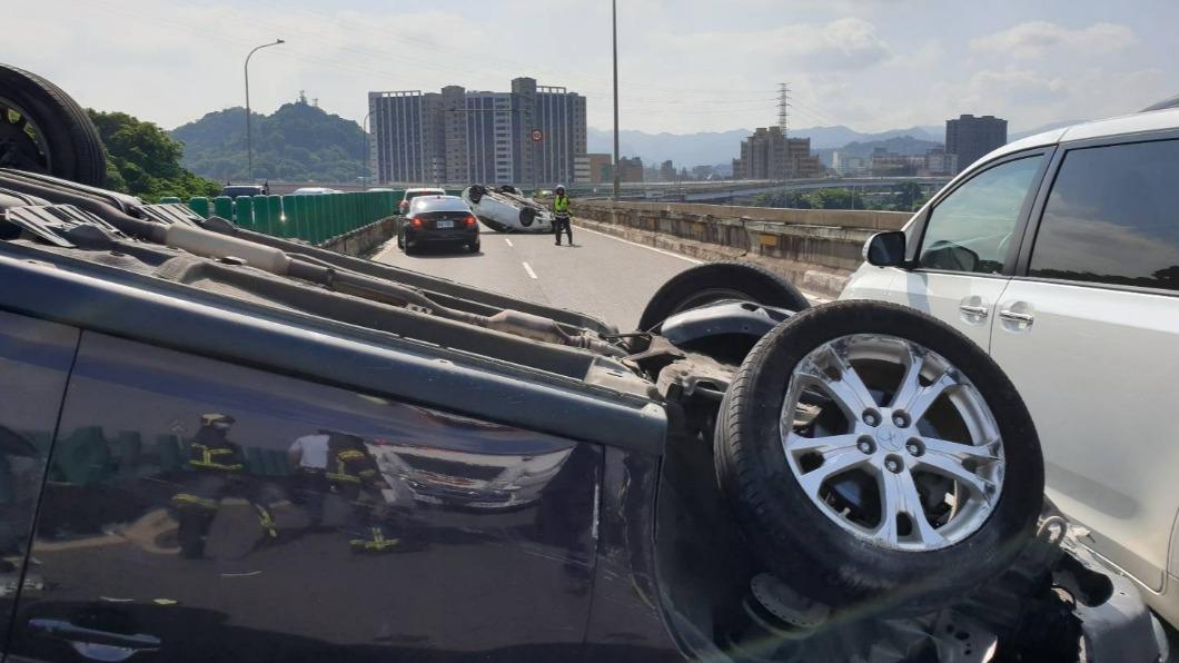 水源快速道路2車翻覆!疑變換車道釀禍 女乘客傷重不治