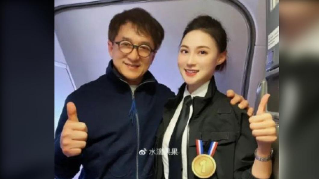 該名空姐曾被成龍要電話引來網友不滿。(圖/翻攝自微博)