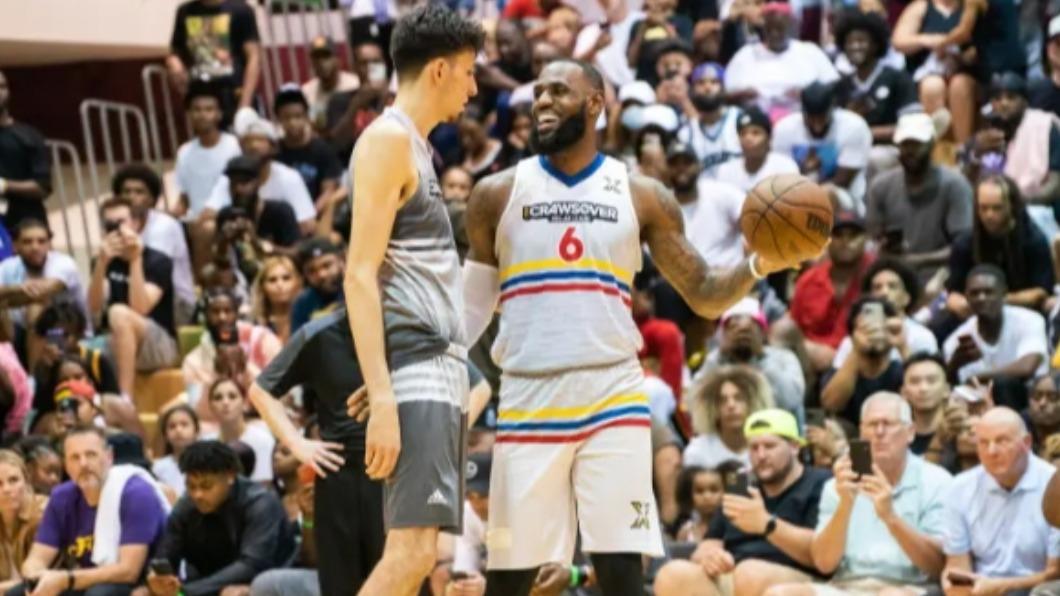 霍姆格倫開賽就奮力攔阻湖人球星詹姆斯（LeBron James）快攻上籃，因而扭傷腳踝。（圖／翻攝自推特）