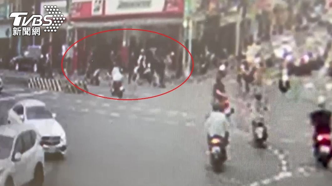修車順序爆口角！兒不滿父親遭辱狠K顧客　互告鬧上警局