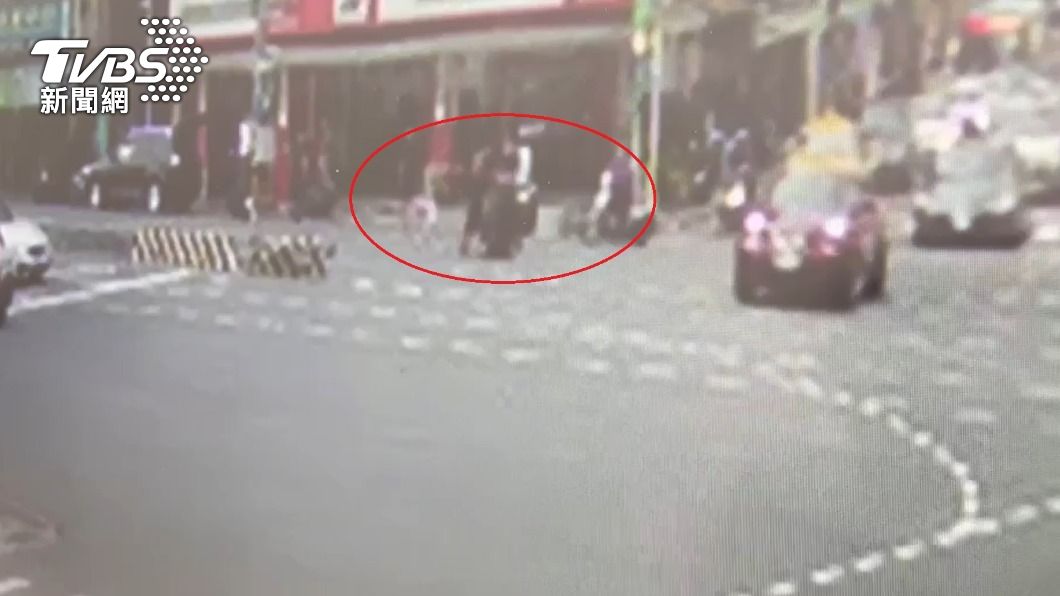監視器拍下雙方在馬路旁大打出手。（圖／TVBS）