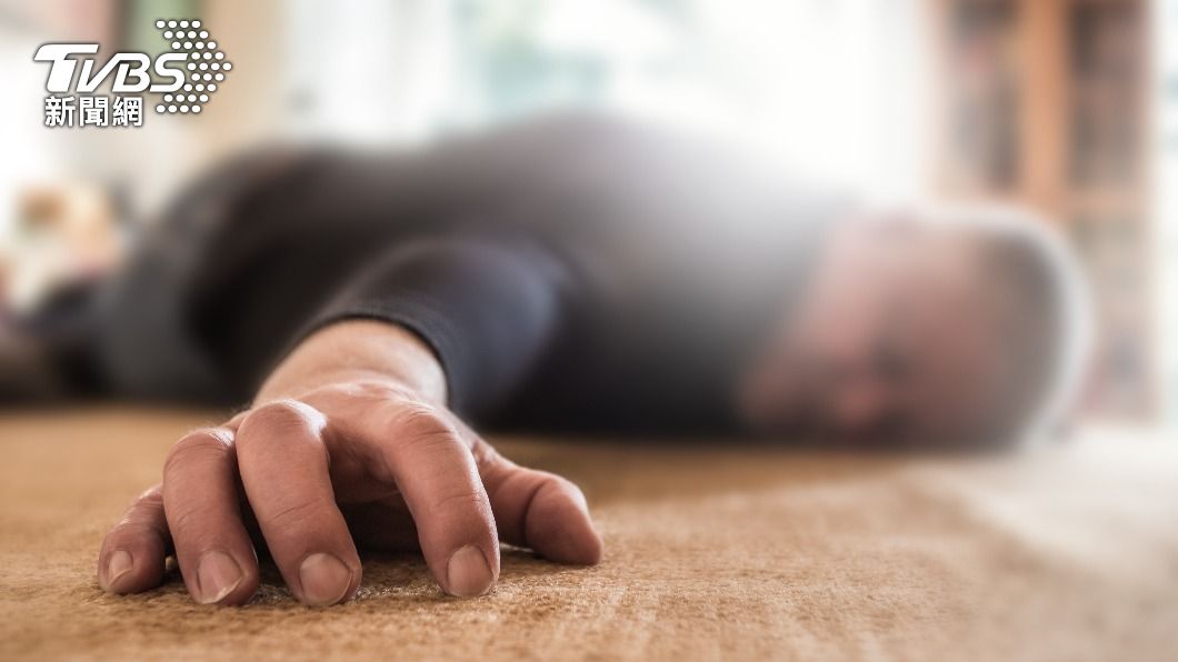 友人昏倒後送醫不治身亡。（示意圖／shutterstock達志影像）