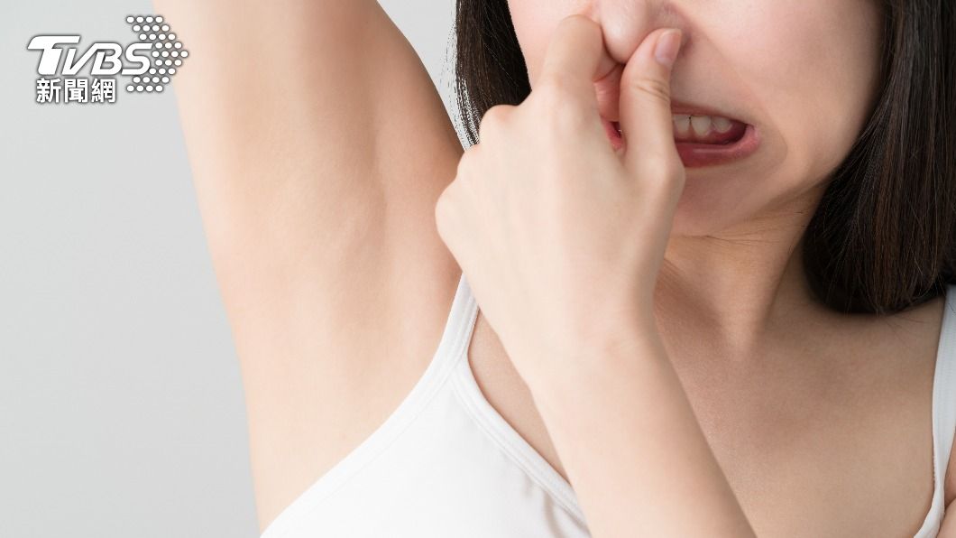 不敢穿短袖！百斤女大生嚴重狐臭　狂噴止汗劑腋下慘化膿