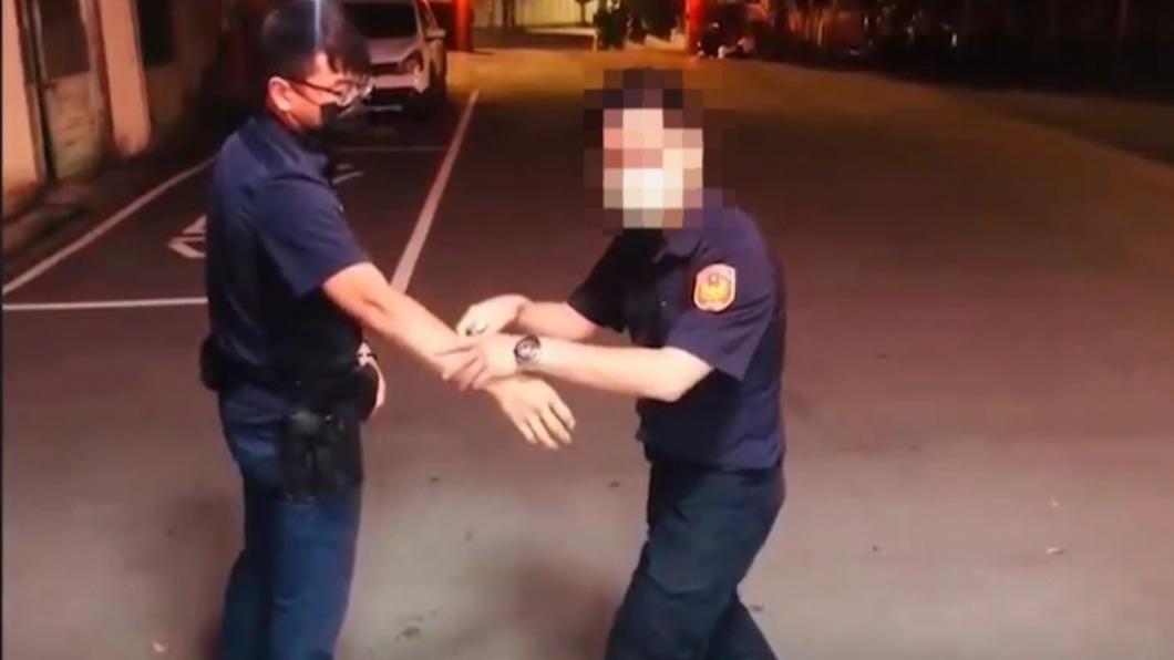 手電筒對利刃!網揚言檢舉搞笑片 前警察:是要同事自保