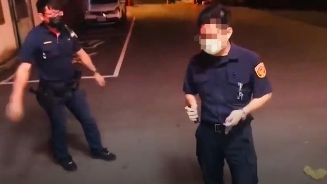前警察拍手電筒對付利刃影片。(圖/翻攝自臉書)
