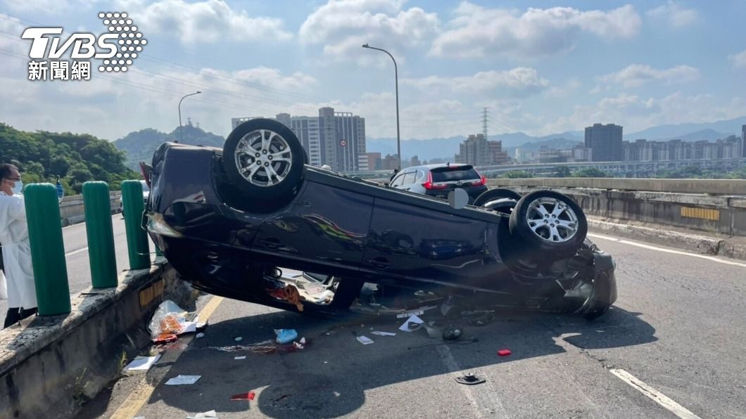 黑色小轎車疑似變換車道不慎擦撞後車，導致車上的女乘客傷重身亡。（圖／TVBS）