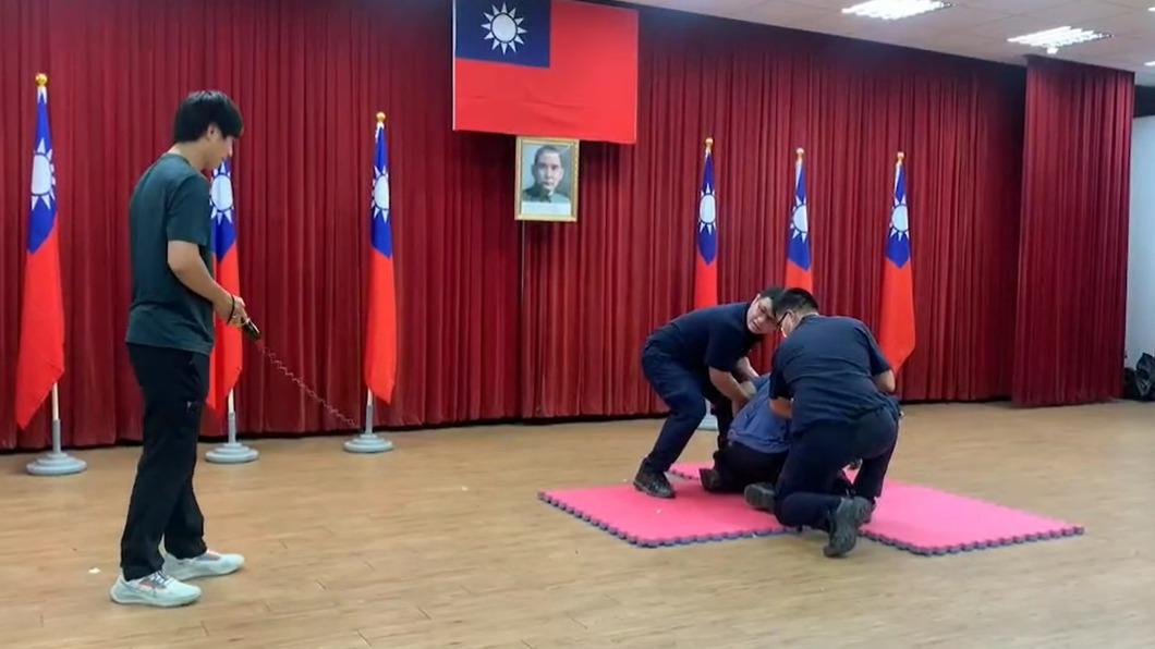 助教親上陣成射擊「目標」 新北警實測電擊槍