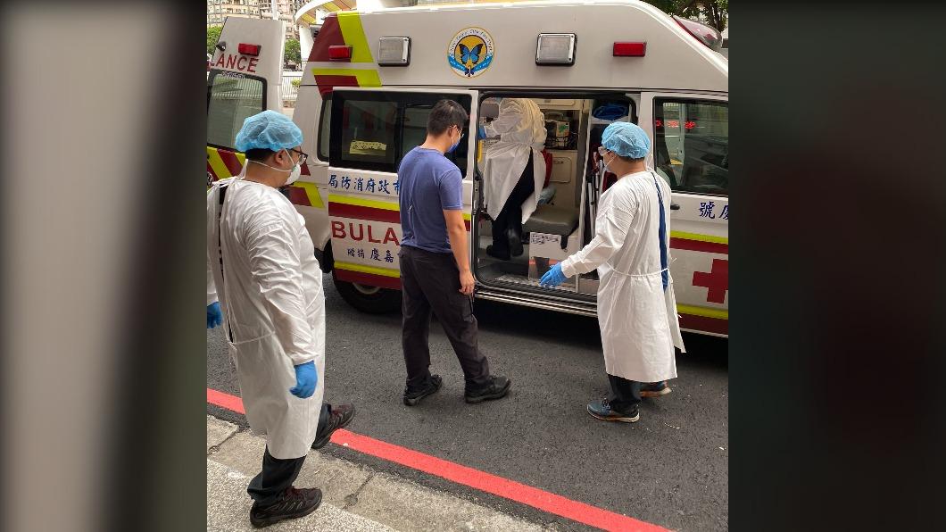 為安全起見,陳姓助教在救護車護送下送醫治療。(圖/TVBS)