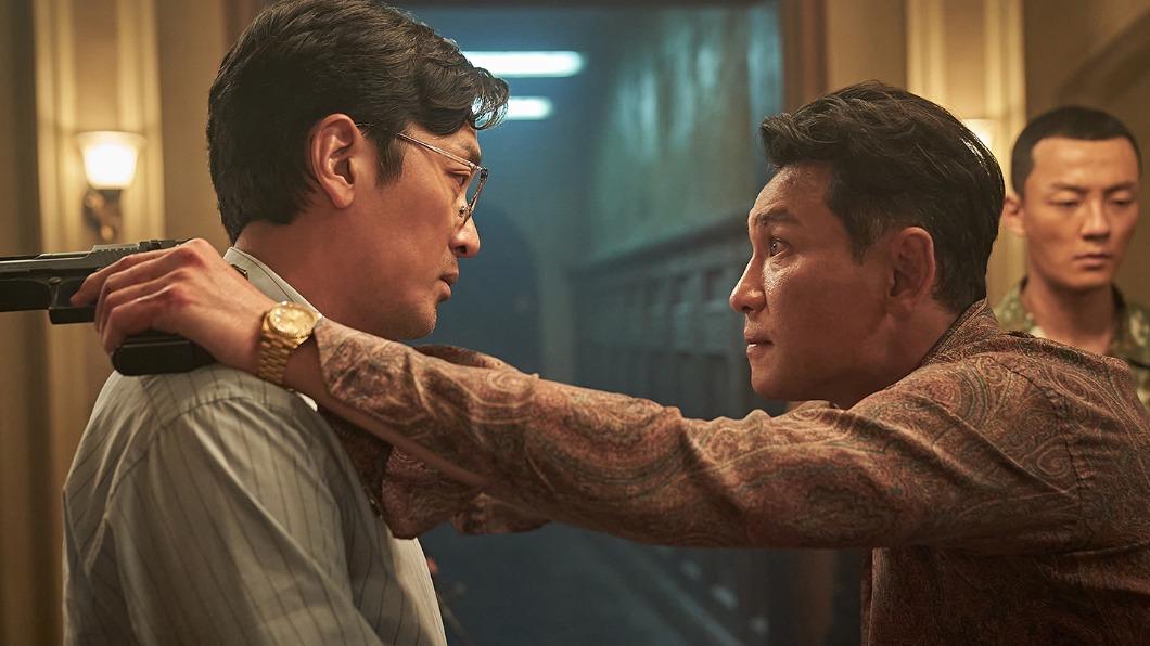 河正宇(左)與黃晸珉有精彩對戲。(圖/Netflix提供)