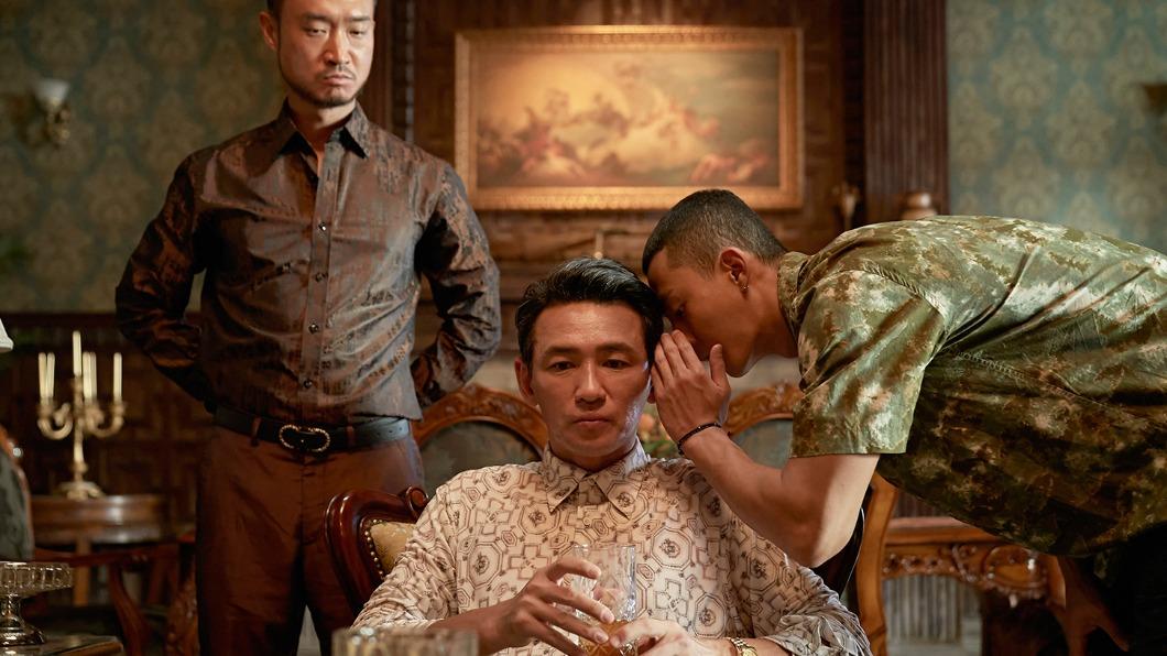 黃晸珉(中)飾演毒梟教父「全耀煥」。(圖/Netflix提供)