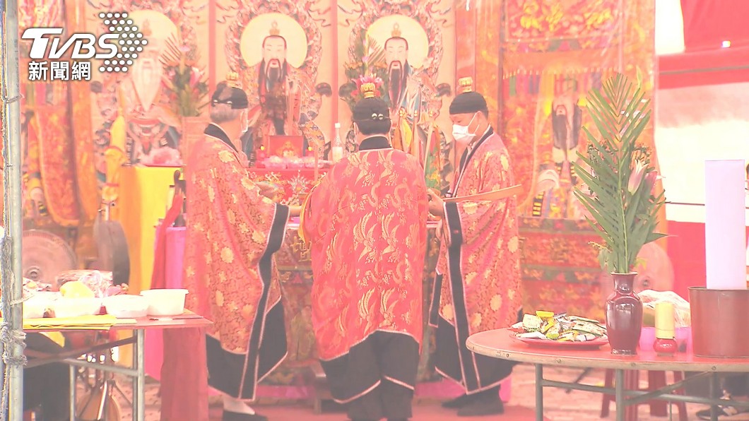 艾成生前居住的社區,事後舉辦壓煞祈福法會。(圖/TVBS)