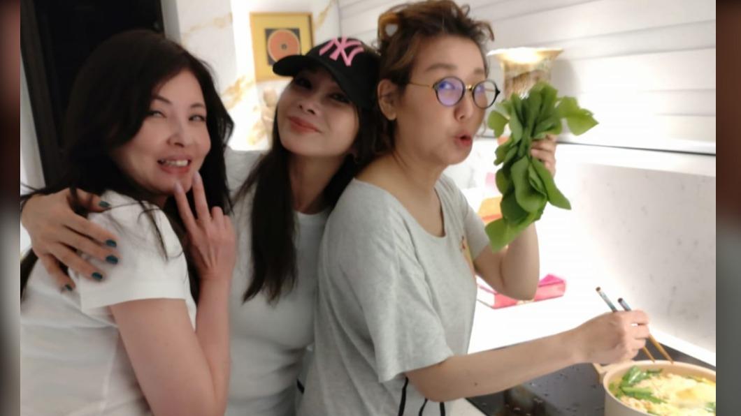 陳美鳳(圖中)的自律連多年好友藍心湄(圖右)都佩服。(圖/翻攝自陳美鳳 MeiFen臉書)