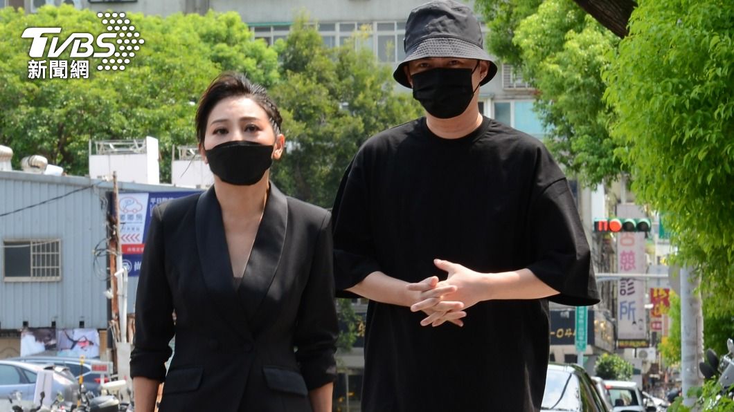 王彩樺與許富凱一同抵達余苑綺靈堂。(圖/許方正攝)
