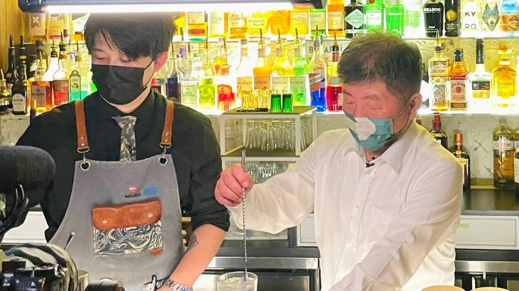 陳時中降肉同志酒吧!學調酒、熱情擁抱粉絲吸年輕票