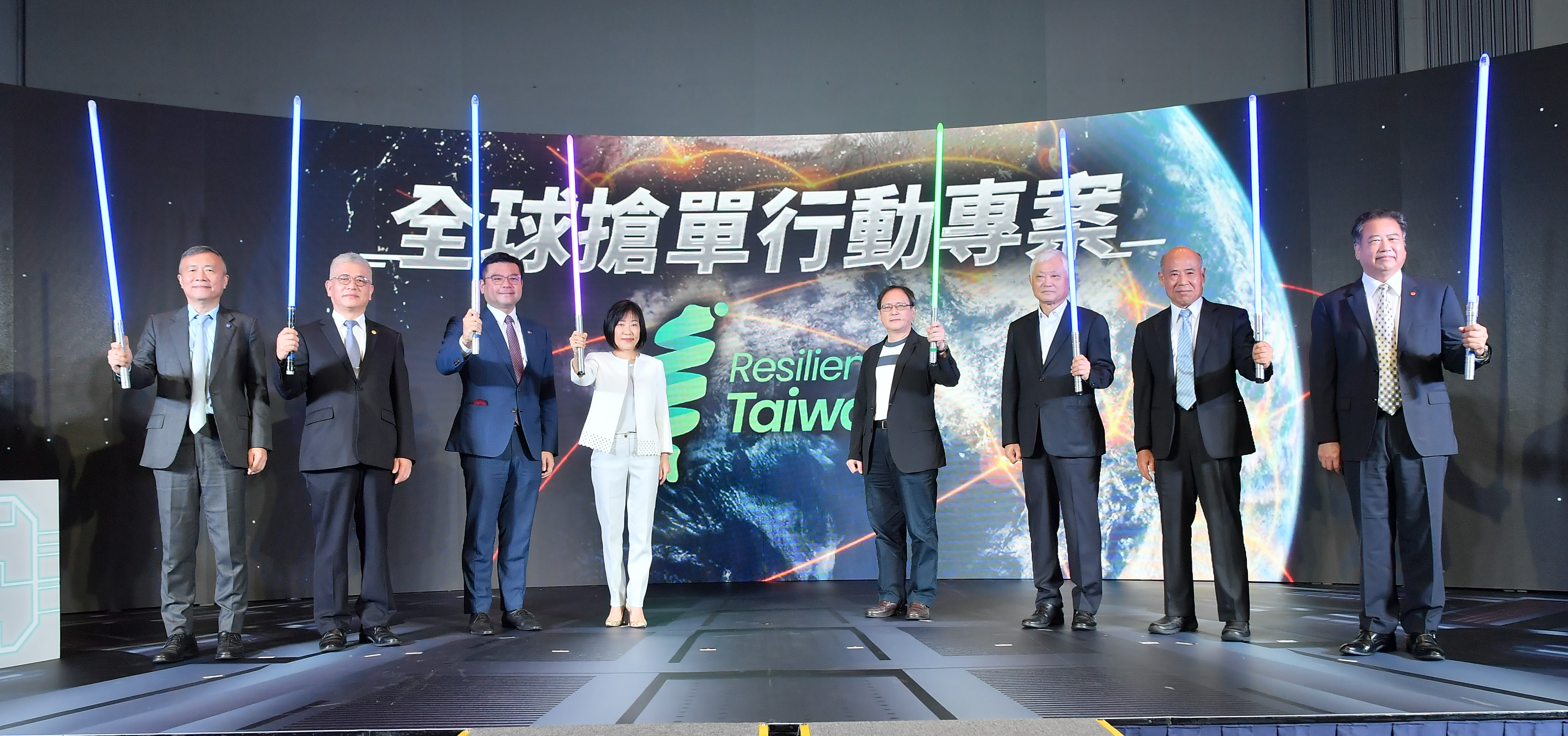 (左起)鴻海MIH執行長鄭顯聰、台灣世曦工程董事長施義芳、電電公會副理事長許介立、經濟部貿易局局長江文若、外貿協會秘書長王熙蒙、研華董事何春盛、遠創智慧執行董事張永昌、神通資科副總經理丘金勝。(圖/貿協提供)