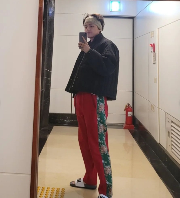 V常在同個地方自拍。(圖/翻攝自V IG)