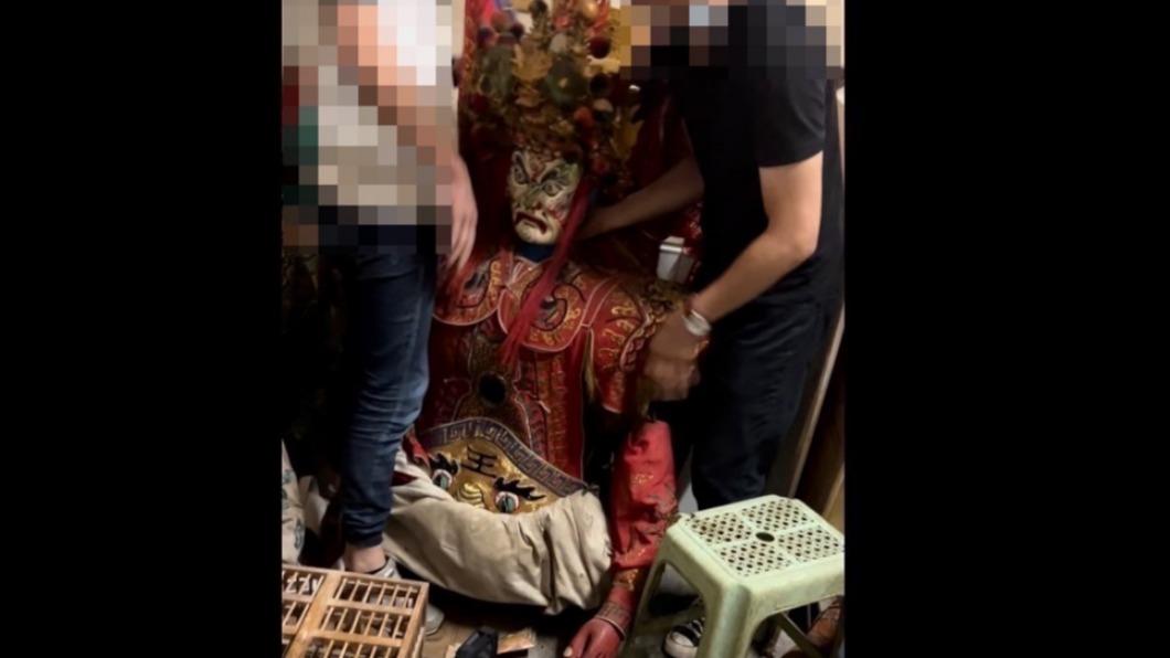 警方在神偶底下搜出槍枝、子彈。(圖/民眾提供)