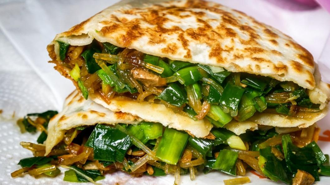 「韭菜盒子」裡面的餡料有韭菜、豆干、蝦皮、冬粉等等,韭菜給得真多。(圖/鄉民食堂提供)