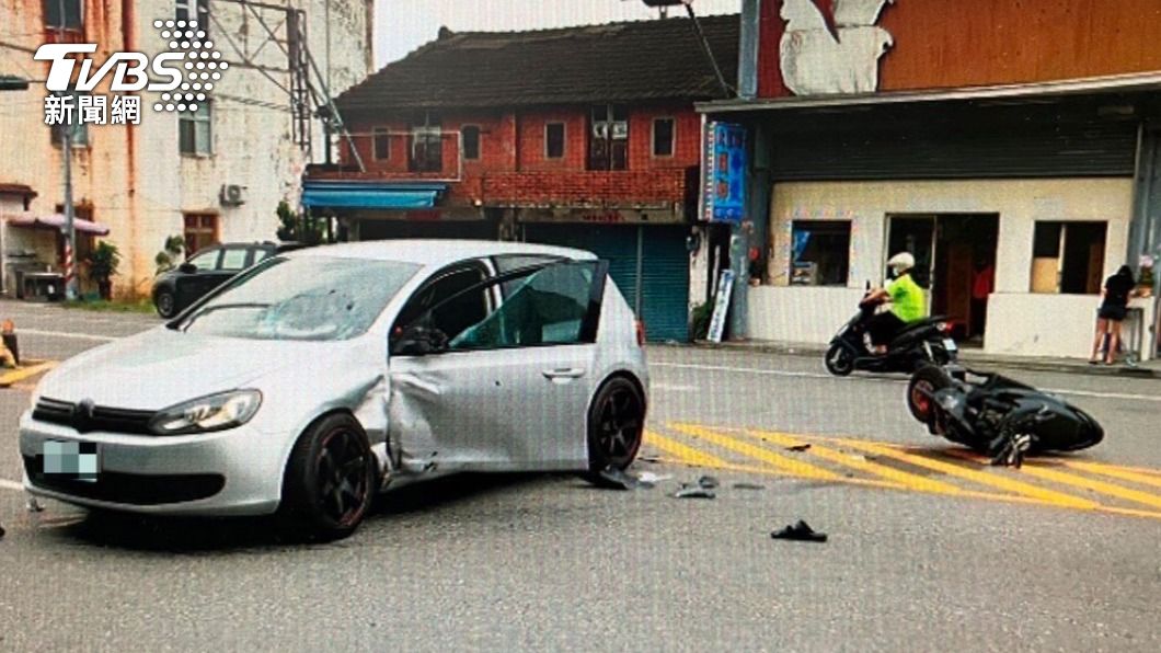 找工作丟命!騎士遇汽車槽化線迴轉 閃避不及挨撞墜地亡