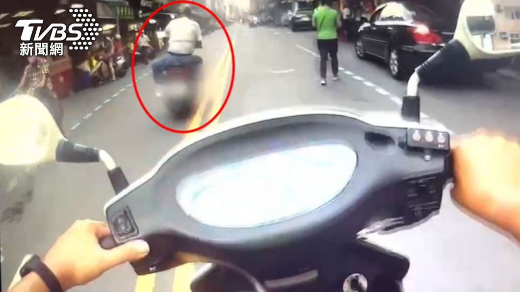 醉翁騎車沿路蛇行、逆向。(圖/TVBS)