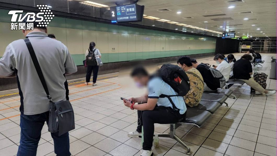桃園站延誤24分鐘旅客苦等列車。(圖/讀者提供)