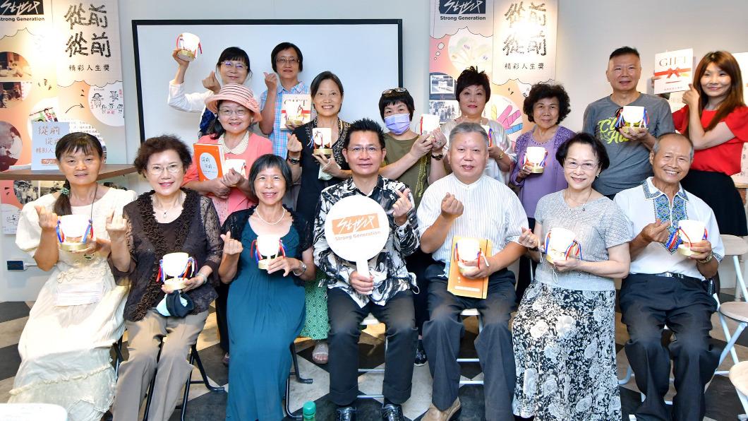 過半數不知祖父母年齡！壯世代陪爺奶立傳回顧「高玩」精彩人生