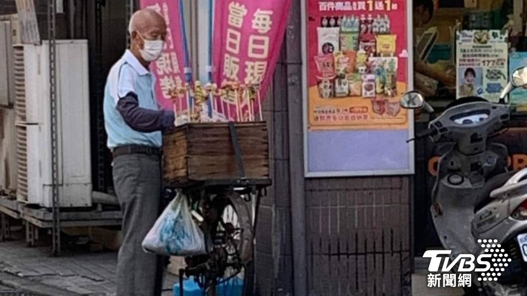 國寶捏麵人鄭添利失蹤後復出擺攤,網友街頭發現立刻拍照,上傳分享阿公近況。