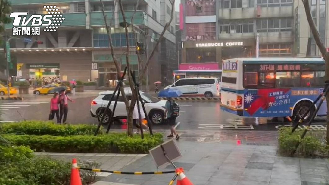 新北新店今(25)日下午一度停電又降下大雷雨導致積水。(圖/TVBS)