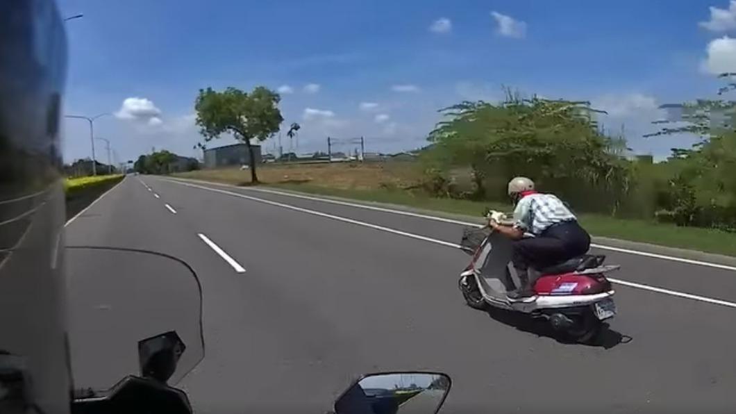 阿伯騎機車壓身狂飆。（圖／翻攝自爆料公社）