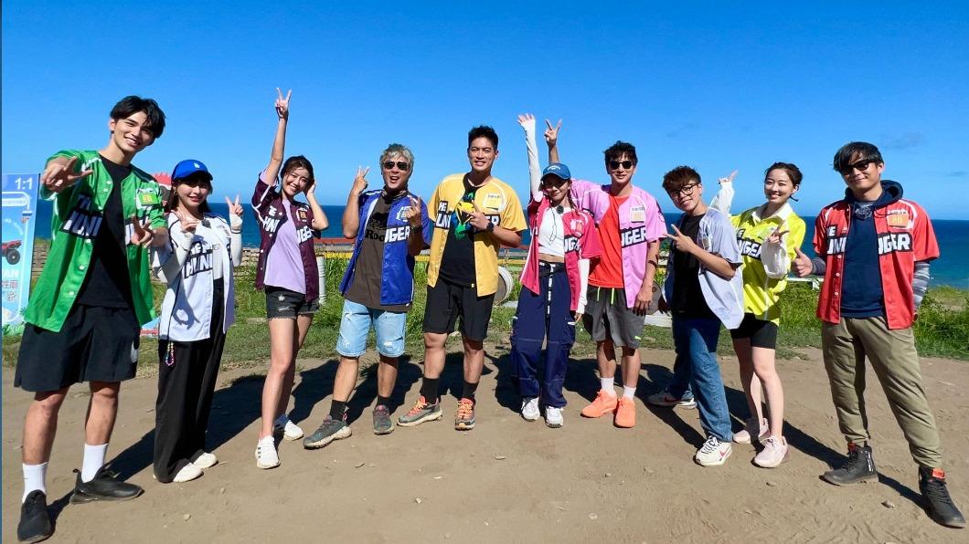 王品澔(左起)、峮峮、林真亦、王仁甫、許孟哲、蔡黃汝、楊奇煜、海產、夏語心和孫協志日前出外景。(圖/中視提供)