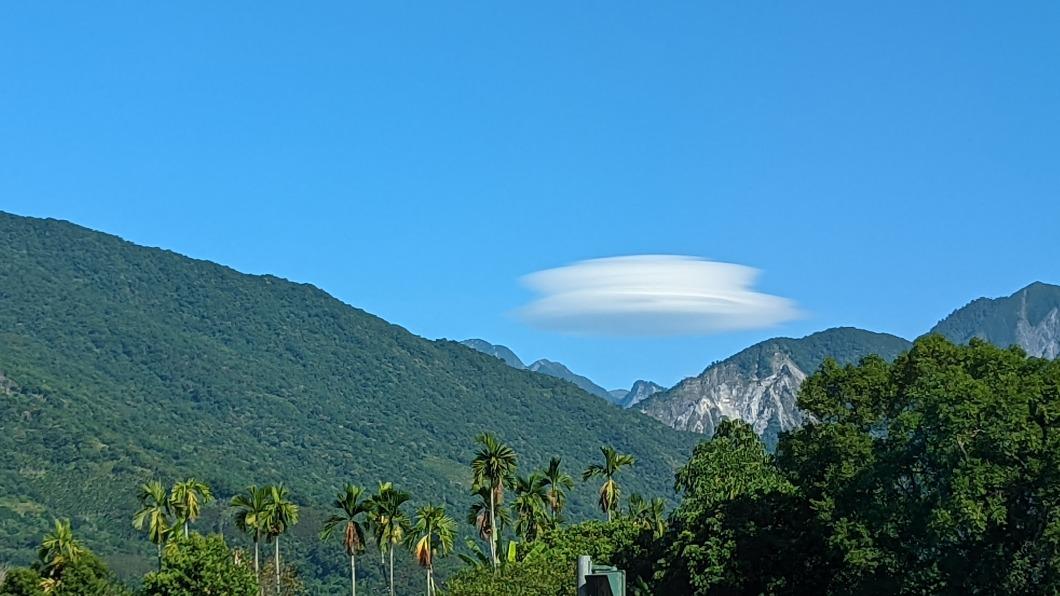 天空驚現罕見奇景「飛碟雲」 目擊民眾驚呼:好幸運