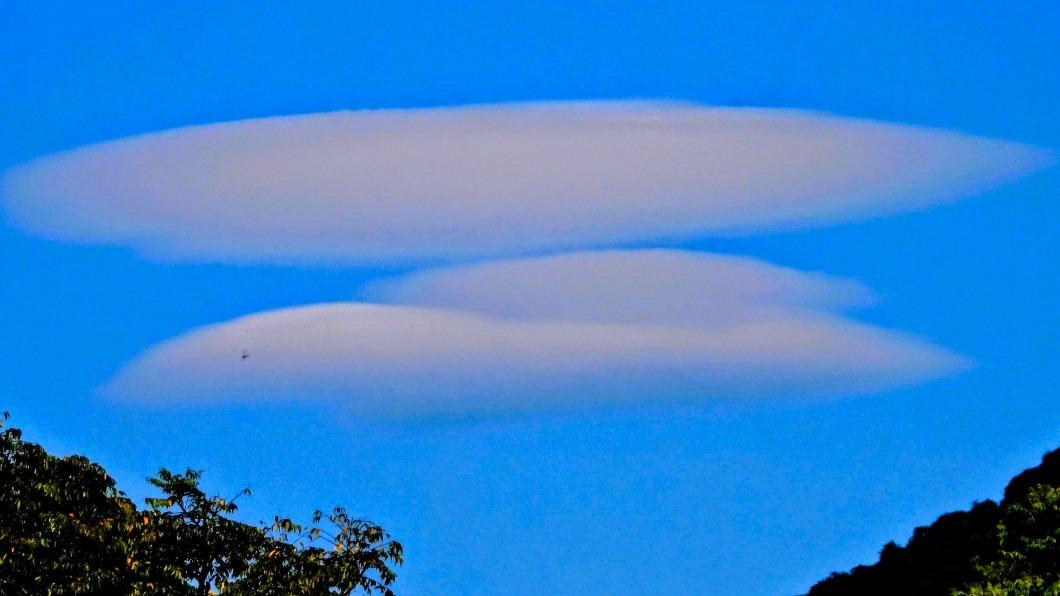 飛碟雲的正式名稱是「莢狀高積雲」。（圖／陳世嵐提供）