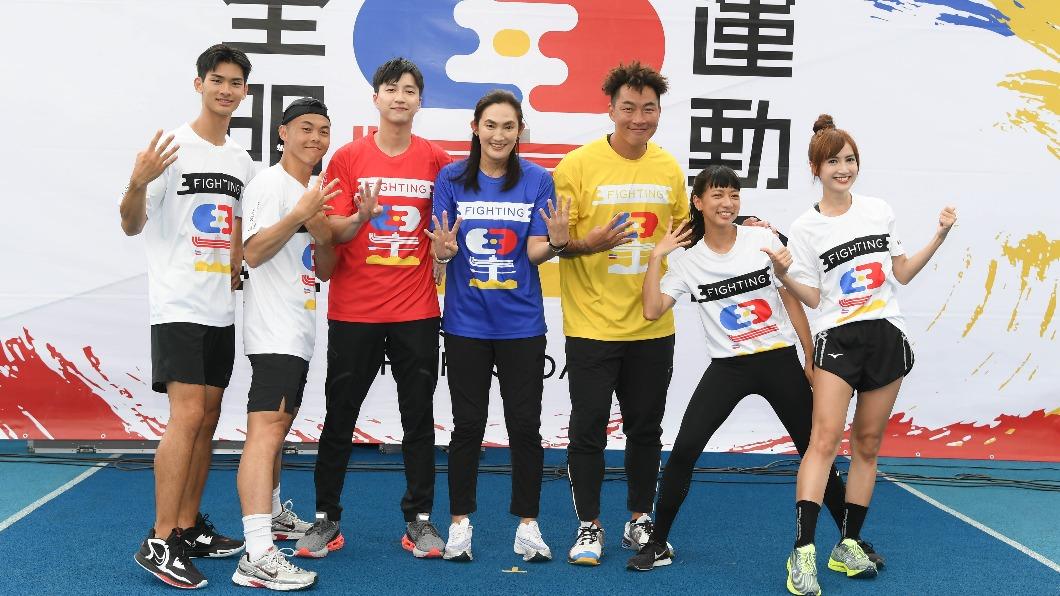 夏浦洋(左起)、曾昱嘉、江宏傑、錢薇娟、郭泓志、陳妤以及翁滋蔓一同合影。(圖/MyVideo提供)