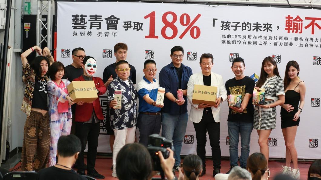 網紅勾惡（前排左3）難得出席公開活動。（圖／黑到家公義關懷計畫提供）