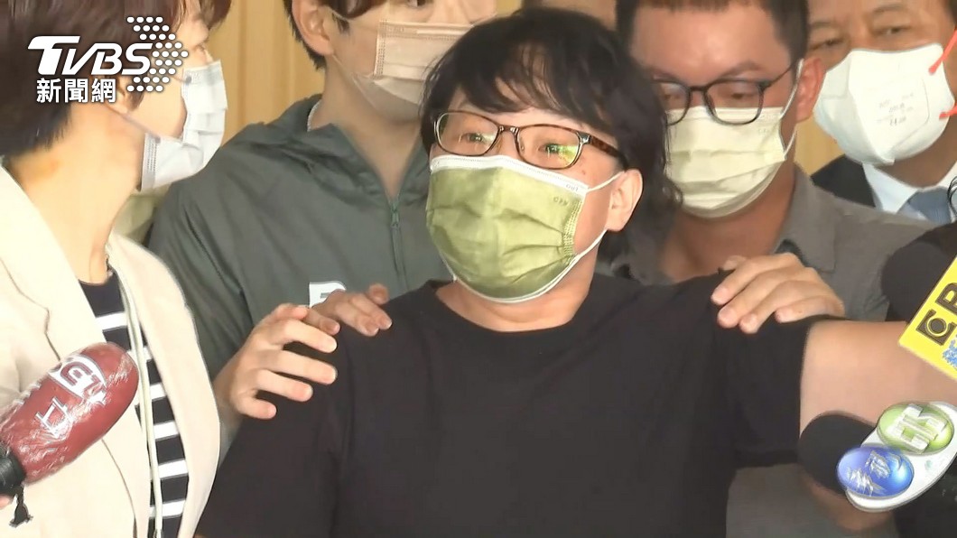 殉職警凃明誠的姊姊悲憤哭吼,要廢死聯盟「滾去十八層地獄」。(圖/TVBS)