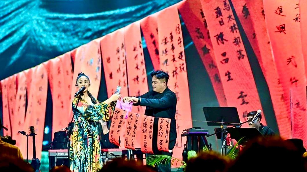 舞思愛在演唱會上,重現豐年祭獨有的部落送禮「紅布條」儀式。(圖/愛玩音樂提供)