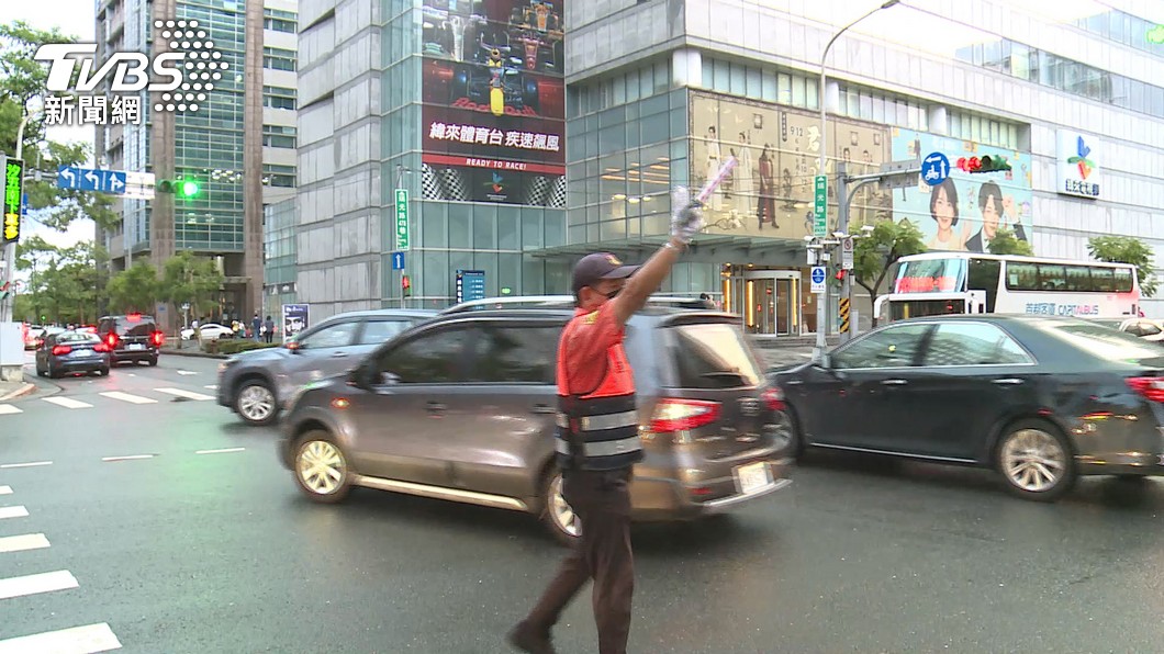 沈伯洋提內湖交通解方挨轟 徐弘庭曝內科歷史:停車費太便宜