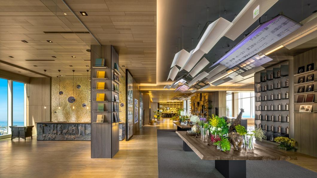 承億酒店25樓大廳閱讀廣場櫃檯。(圖/承億提供)