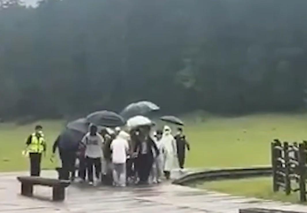 新郎遭雷擊不幸身亡。（圖／翻攝自微博）