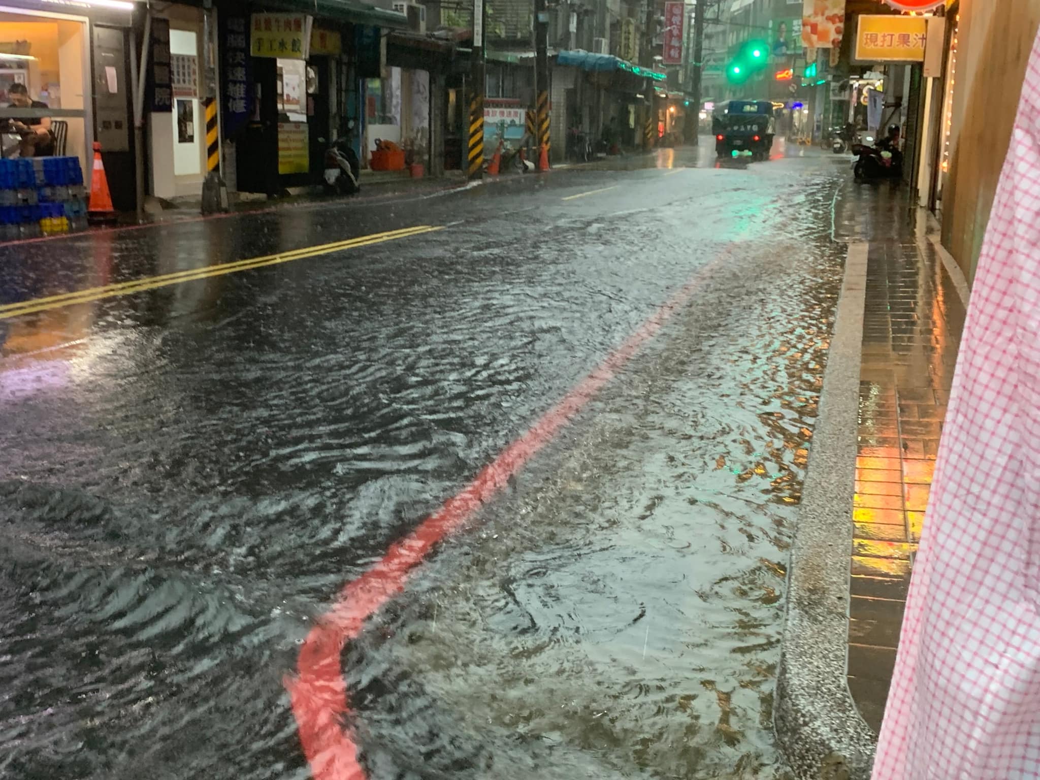 新北永和昨天午後出現強降雨。(圖/翻攝自陳紫渝 臉書)